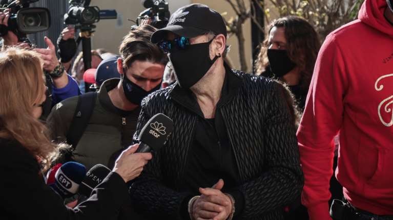 Με χειροπέδες και μάσκα στον εισαγγελέα ο Νότης Σφακιανάκης - &quot;Ιδού ο εγκληματίας&quot;, είπε για το όπλο και την κοκαΐνη [εικόνες]