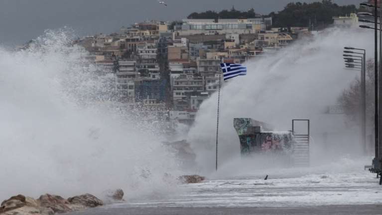 Στο έλεος της κακοκαιρίας η χώρα: Πλημμύρες, κατολισθήσεις και σοβαρά προβλήματα - Εκκενώθηκαν οικισμοί [εικόνες - βίντεο]