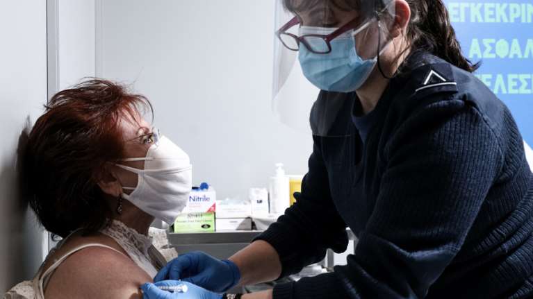 Eμβολιασμοί κορονοϊού: Ποιοι παίρνουν σειρά ανά ηλικία ή επάγγελμα, πόσα εμβόλια περιμένουμε ως τον Ιούνιο