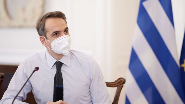 Το διπλό στοίχημα Μητσοτάκη: Αγώνας δρόμου για τους εμβολιασμούς και το άνοιγμα του τουρισμού