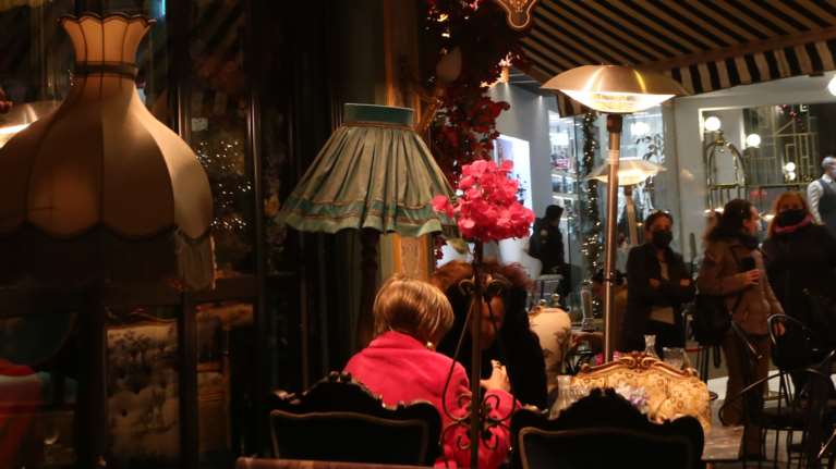 Νέα μέτρα για διασκέδαση, εστίαση, γήπεδα και τηλεργασία - Και πριν από την Πρωτοχρονιά αν χρειαστεί, λέει ο Πλεύρης