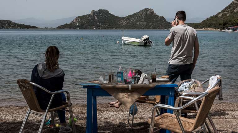 Μάιος: Ο μήνας επιστροφής στην κανονικότητα – Μετά την εστίαση ανοίγουν σχολεία, τουρισμός και οργανωμένες παραλίες