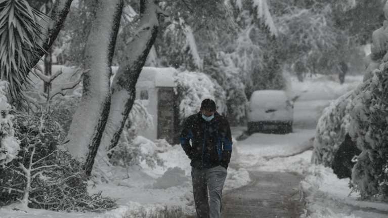 Η κακοκαιρία Μήδεια σαρώνει την Αττική: Κλειστοί δρόμοι, πτώσεις δέντρων, διακοπές ρεύματος - Αλυσίδες μέχρι και στην Κηφισίας
