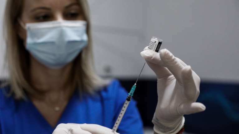 Δημοσκόπηση: Πόσοι είναι τελικά οι αρνητές των εμβολίων- Τι δείχνουν οι έρευνες της MRB και Pulse