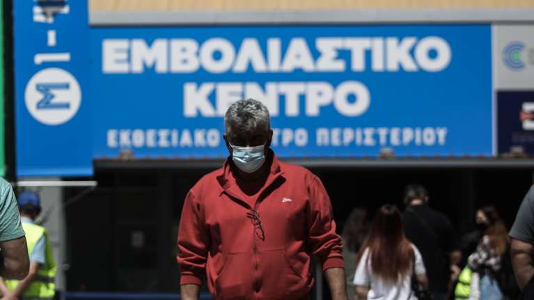 Υποχρεωτικός εμβολιασμός: Ποιοι ακολουθούν μετά τους υγειονομικούς - Το σχέδιο για εκπαιδευτικούς και στρατιωτικούς