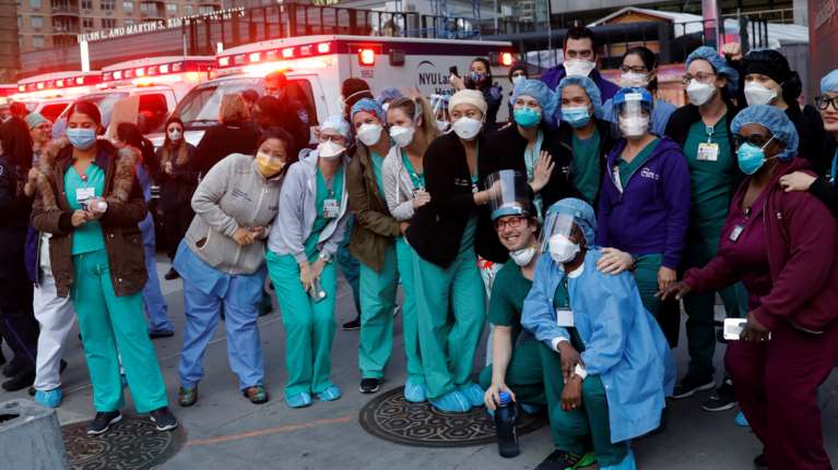 Απίστευτη τραγωδία στις ΗΠΑ με 4.500 θανάτους σε ένα 24ωρο, αλλά ο Τραμπ λέει να "ξαναπάρει μπρος η Αμερική"