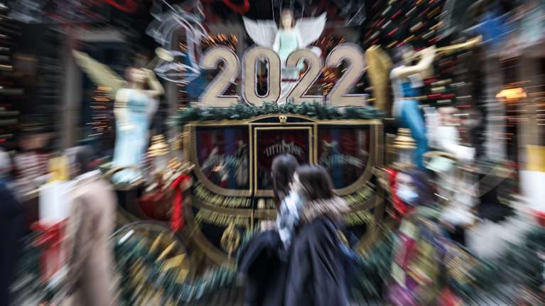 Πρωτοχρονιά στη σκιά της Ομικρον - Οδηγίες για προστασία και μείωση της διασποράς