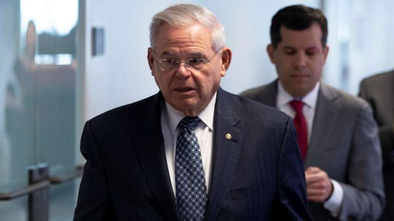 Στην Ελλάδα ο γερουσιαστής Μενέντεζ - Τι σηματοδοτεί η επίσκεψή του