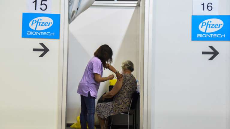 Βρετανία: Ο Τζόνσον θα παρουσιάσει τη στρατηγική του για την τρίτη δόσου του εμβολίου