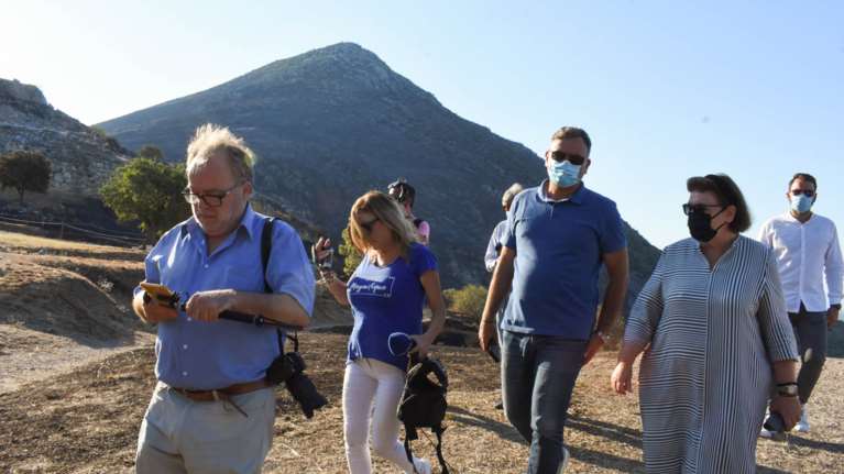 Μενδώνη: Η φωτιά στις Μυκήνες δεν προκάλεσε ζημιά στα μνημεία