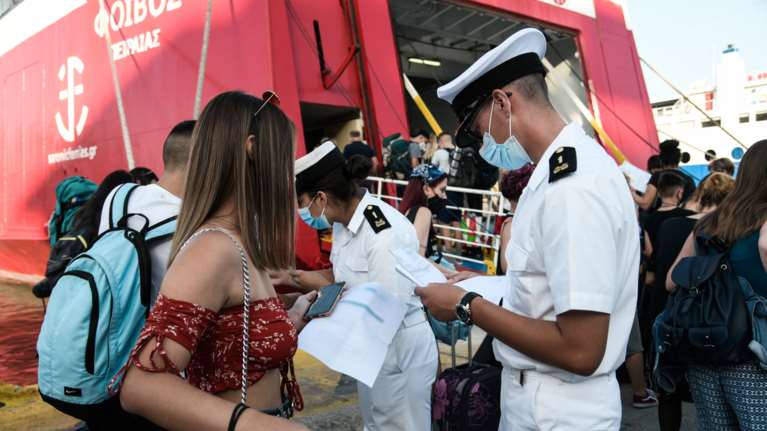 Ελεγχοι στα λιμάνια: Μπλόκο σε 2.500 κορονο-επιβάτες από τους ελέγχους του Λιμενικού