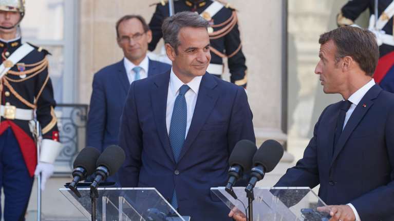 Συνάντηση Μητσοτάκη - Μακρόν στο Παρίσι: Στο τραπέζι η αγορά γαλλικών φρεγατών Belharra