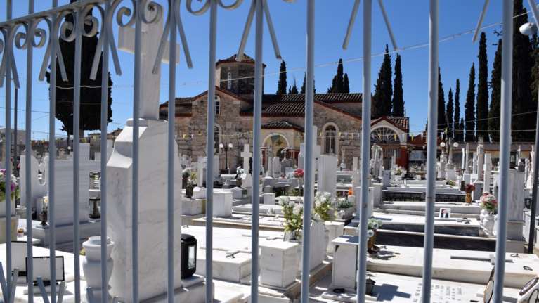 Απίστευτο: Εκαναν πάρτι σε νεκροταφείο στην Κάρπαθο για τον Άγιο Νικόλαο- Με φωτισμό και μουσική [βίντεο]