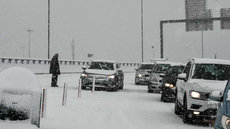 Κακοκαιρία &quot;Ελπίς&quot;: Ακινητοποιημένοι οδηγοί στην  Αττική Οδό - Χάος στους δρόμους με κλειστή και την Κατεχάκη  [Εικόνες]