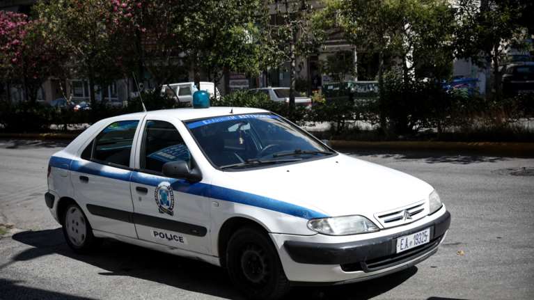Χειροπέδες σε 49χρονη που εξαπατούσε καλλιτέχνες - Τους έταζε δουλειά και τους... ξάφριζε