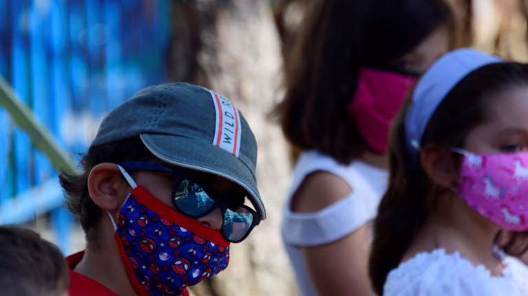 Απίστευτο: Ψευδείς ιατρικές βεβαιώσεις αναζητούν οι γονείς για να μη φορούν μάσκα τα παιδιά στο σχολείο