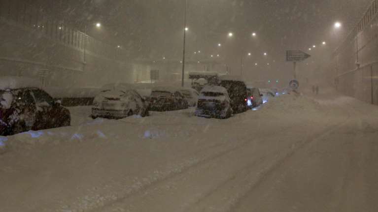 Εφιάλτης η Αττική Οδός: Σε απόγνωση χιλιάδες οδηγοί - Στους δρόμους ο στρατός για να τους απεγκλωβίσει