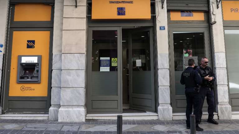 Ληστεία σε τράπεζα στη Μητροπόλεως: Οπλισμένος σε ξενοδοχείο στο κέντρο συνελήφθη ο δεύτερος δράστης