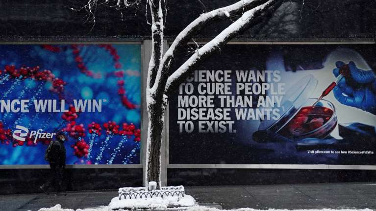 Pfizer: Ξεκίνησε κλινική δοκιμή ειδικού εμβολίου κατά της Όμικρον - Στόχος και η πιο μακρά διάρκεια προστασίας