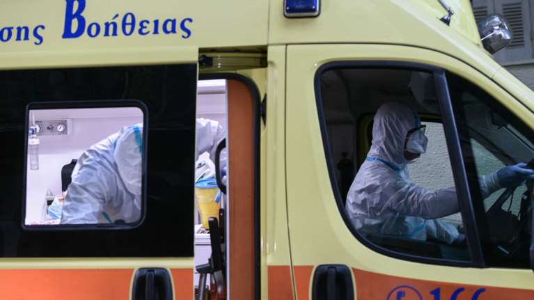 Κορονοϊός - Καταγγελία διασωστών του ΕΚΑΒ: Δεν μας έχουν κάνει κανένα τεστ - Απολυμαίνουμε μόνοι μας τα ασθενοφόρα