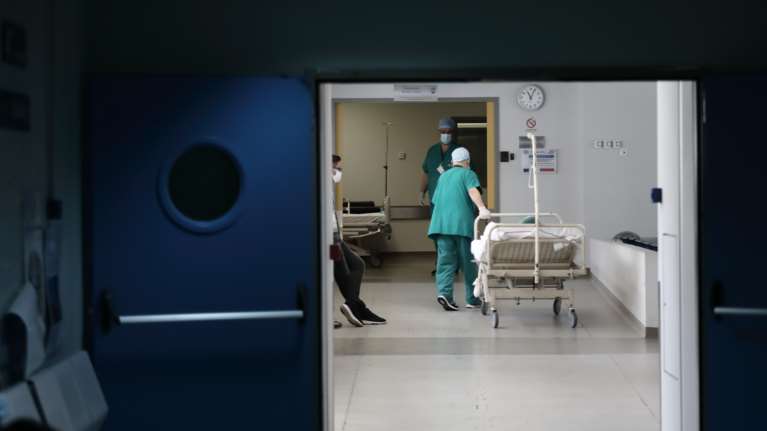 Κορονοϊός - Υπ. Υγείας: 6 οι θετικοί εργαζόμενοι στο νοσοκομείο &quot;Παπαγεωργίου&quot; - Ολοι κάνουν τεστ μετά την άδεια