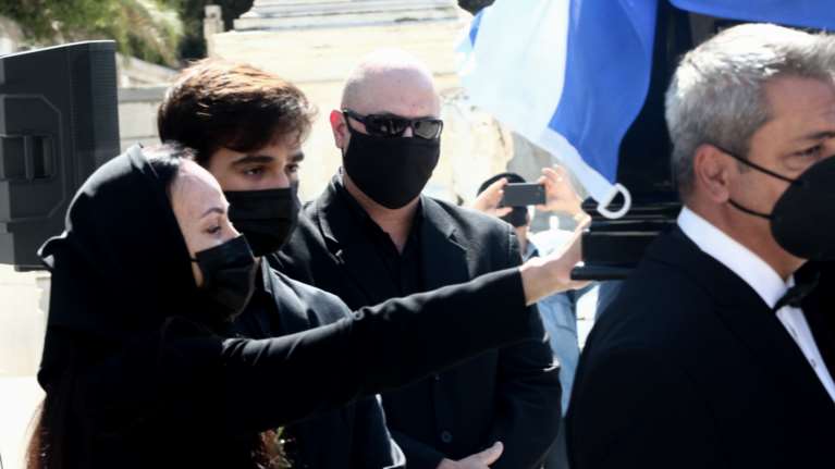 Κηδεία Τσοχατζόπουλου: Η βαρυπενθούσα Βίκυ Σταμάτη, το φέρετρο με τη σημαία &amp; η πανέμορφη εγγονή Κιάρα [εικόνες]