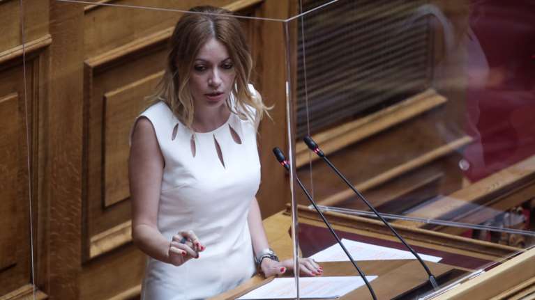 Η απίστευτη ατάκα Αδαμοπούλου (ΜέΡΑ25) στη Βουλή: Μήπως ετοιμάζετε και στείρωση αδέσποτων ανθρώπων;