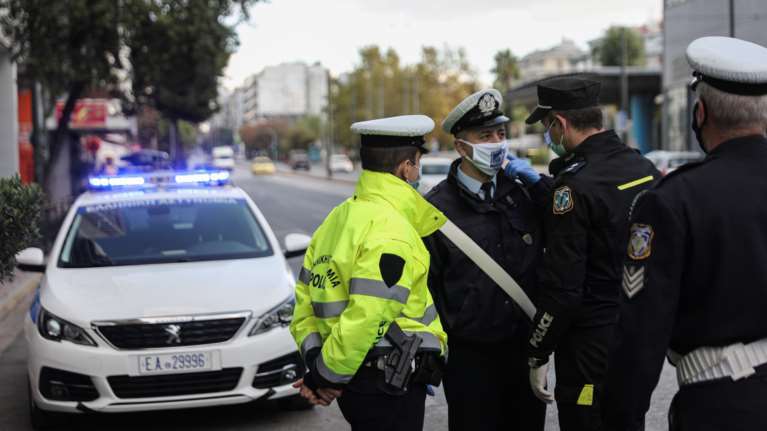 Κορονο-κρυφτούλι με την αστυνομία σε κλειστά καταστήματα, εκκλησίες και πάρτι σε σπίτια