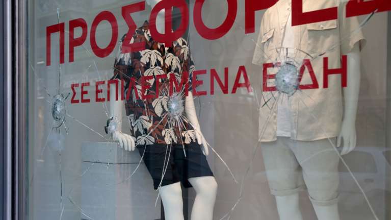 Καταδρομική επίθεση στην Ερμού: Έσπασαν βιτρίνες με βαριοπούλες [εικόνες]