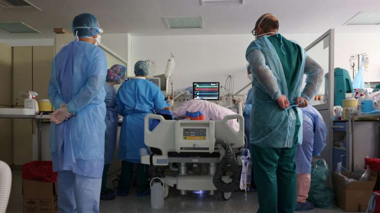 Θεσσαλονίκη: Πέθανε 46χρονος ανεμβολίαστος πατέρας 2 παιδιών - Ο γιατρός του έλεγε να μην πάει στο νοσοκομείο