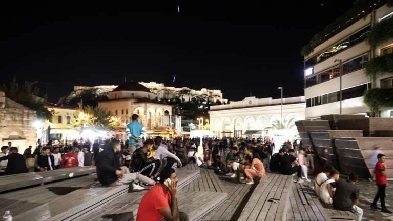 Κλειστά τα περίπτερα, αλλά οι νέοι... &quot;κάνουν τα κουμάντα τους&quot; με τελάρα μπύρες από τις 8 το βράδυ