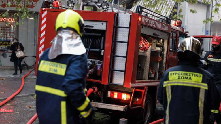 Φωτιά σε εγκαταλελειμμένο κτίριο στο κέντρο της Αθήνας