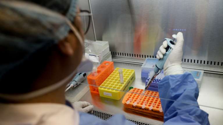 Κορονοϊός - ΕΚΠΑ: Αυτοί πρέπει να κάνουν πρώτοι το εμβόλιο