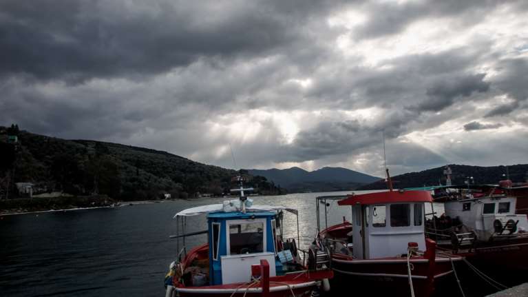 Καιρός: Μικρή βελτίωση σήμερα - Πού θα σημειωθούν βροχές και καταιγίδες