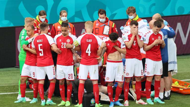 Η φωτογραφία της ημέρας στο Euro: Το τείχος της ανθρωπιάς - Οι ποδοσφαιριστές της Δανίας προστατεύουν τον πεσμένο Ερικσεν