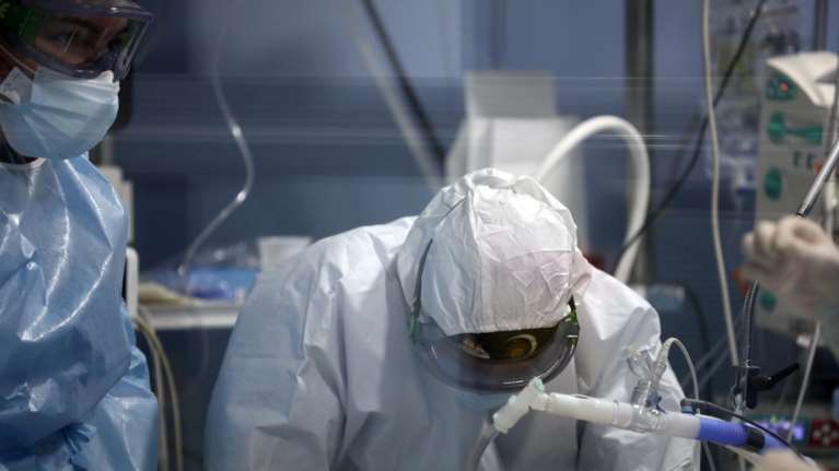 Η απίστευτη περίπτωση ασθενούς: Πέρασε 4 φορές κορονοϊό, μεταλλάχθηκε στο σώμα του και τον σκότωσε