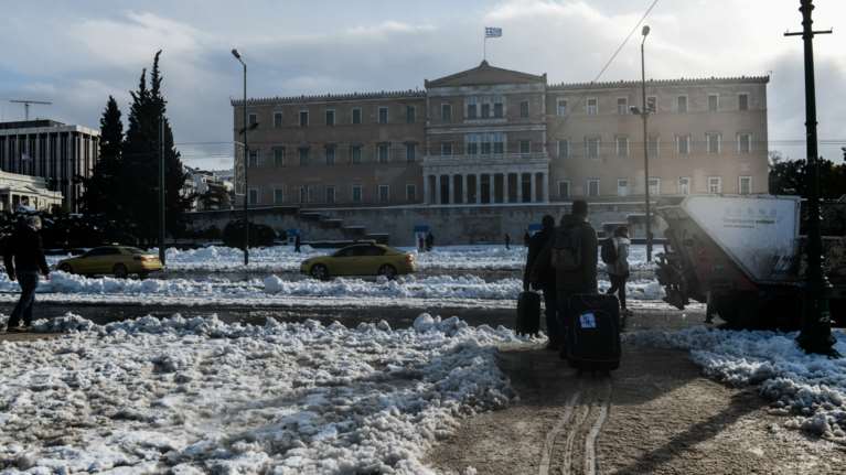 Κακοκαιρία &quot;Ελπίς&quot;: Υποχωρούν σταδιακά τα έντονα φαινόμενα - Πού θα συνεχίσει να χιονίζει [χάρτες]