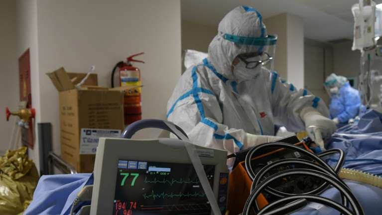 Κορονοϊός - Συγκλονίζει ο Διευθυντής ΜΕΘ Παπανικολάου: Κάθε μισή ώρα χάνουμε έναν άνθρωπο