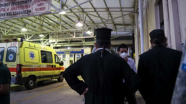 Επίθεση με βιτριόλι στη Μονή Πετράκη: Εκτός κινδύνου οι Μητροπολίτες - &quot;Ελιωσαν τα ράσα τους, δεν θα γλίτωναν χωρίς αυτά&quot;