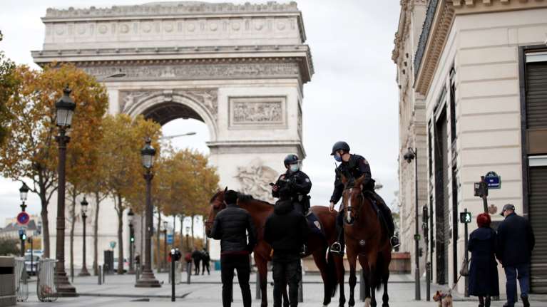 Κορονοϊός - Γαλλία: Νέα μέτρα στο Παρίσι - Μειώνεται το ωράριο των εμπορικών κατασταστημάτων