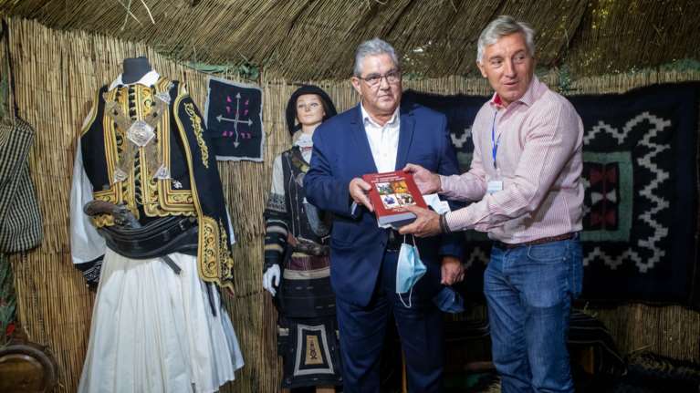 Επίσκεψη Κουτσούμπα στη ΔΕΘ: Η συνάντηση με τους Σαρακατσάνους σε καλύβα με καλάμια [εικόνες]