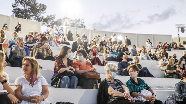 Bonus εμβολιασμού με ελευθέρας σε εστιατόρια, θέατρα, σινεμά, γήπεδα - Με νόμο ο υποχρεωτικός εμβολιασμός