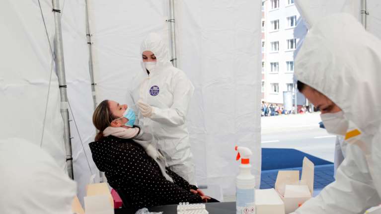 Κρίσιμη η κατάσταση στη Γερμανία: Σκληρό lockdown 2 ή 3 εβδομάδων ζητούν οι γιατροί των ΜΕΘ