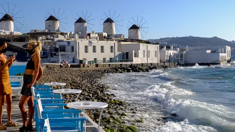 Τσουνάμι ελέγχων στα νησιά λόγω κρουσμάτων: Απόβαση της ΕΛ.ΑΣ. και δρακόντειοι έλεγχοι για την τήρηση των μέτρων