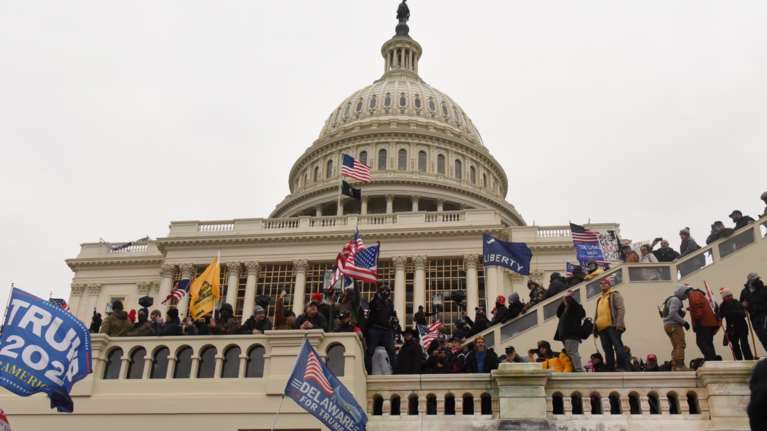 Καπιτώλιο: Αξιωματούχοι του Λευκού Οίκου υποβάλλουν τις παραιτήσεις τους μετά τα επεισόδια