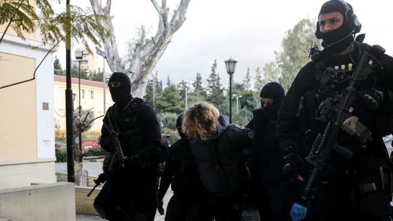 Νέα Σμύρνη: Αλλάζει την κατάθεσή του ο κουνιάδος του "Ινδιάνου" - "Δεν ξέρω αν έριξε τον αστυνομικό"