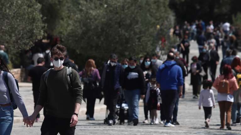 Ξέσπασε κόντρα για τη χαλάρωση των περιοριστικών μέτρων - Ποιοι και γιατί θεωρούν πως είναι ακόμη νωρίς