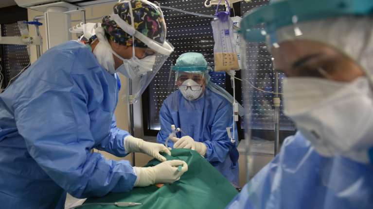 Συγκλονίζει 40χρονος ασθενής με κορονοϊό: Ένιωθα να πνίγομαι, σαν να περνούσε από πάνω μου νταλίκα