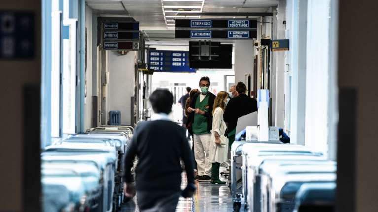 Τα πρώτα θετικά σημάδια: Κλείνει η &quot;ψαλίδα&quot; εισαγωγών - εξιτηρίων, αλλά παραμένει το ρεκόρ διασωληνωμένων