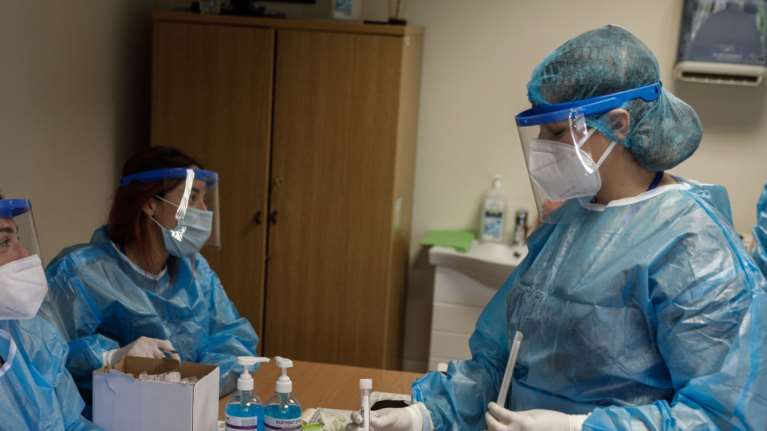 Κορονοϊός: Σοκ με 453 νέα κρούσματα και 13 θανάτους σε μια ημέρα - 82 οι διασωληνωμένοι